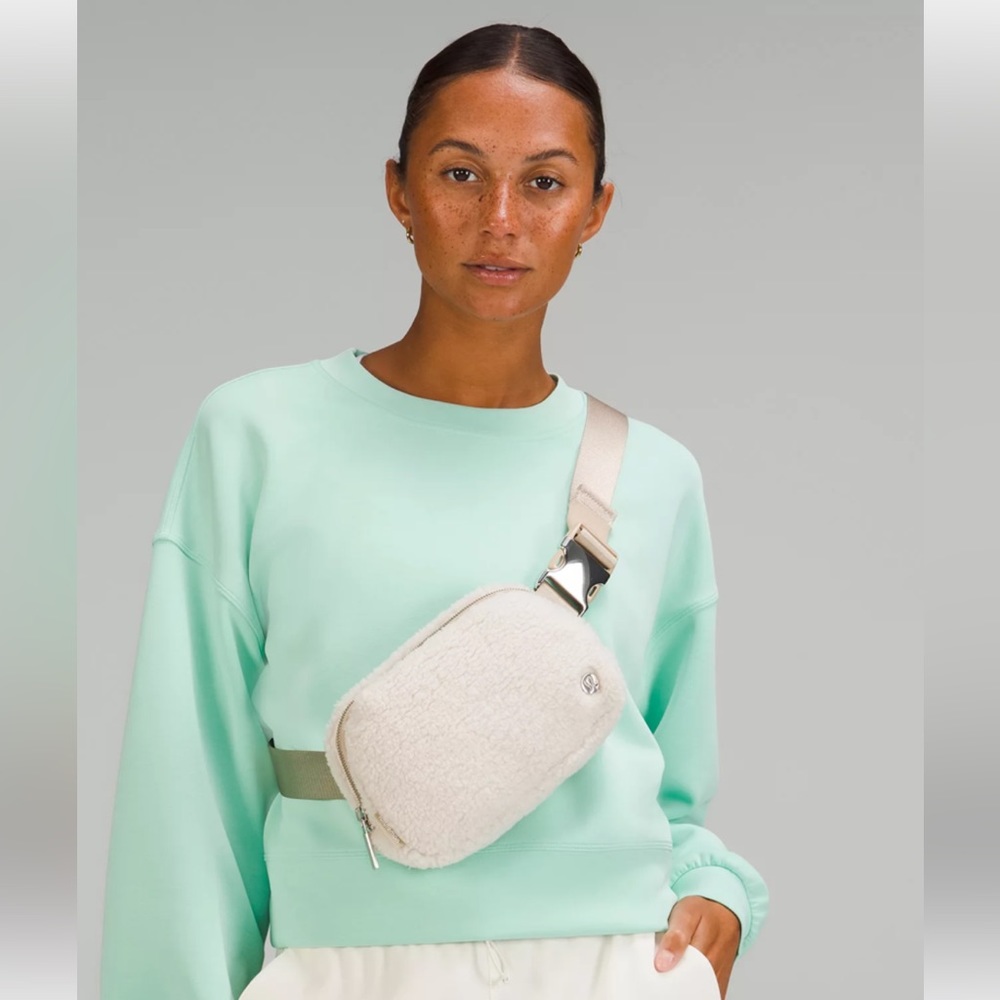 Lululemon everywhere belt bag fleece